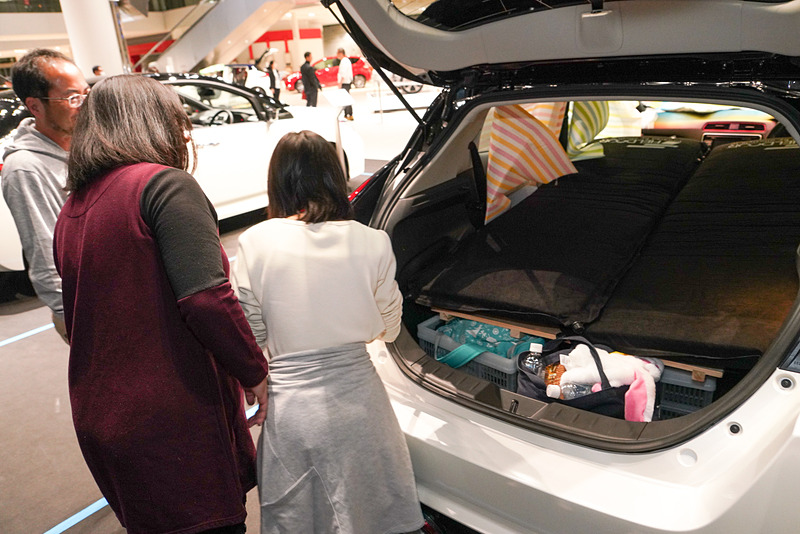 スペーサーとして置いたカゴに自分たちの荷物を入れておく