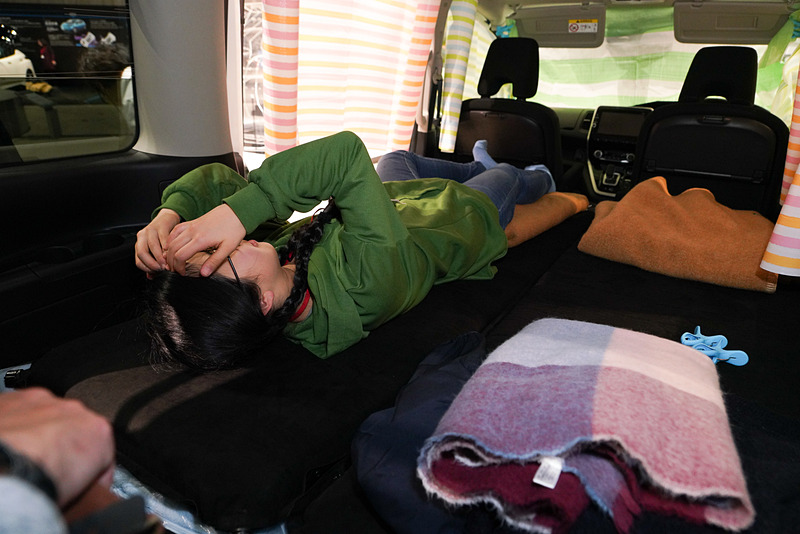 寝心地を確かめてみる。セレナでのスペースは十分な広さ