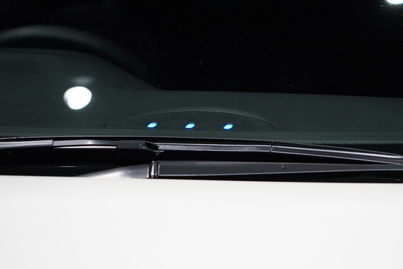 フロントウィンドウ内側にインジケータがあり、使用中は外からでもおおよその電力量が分かる