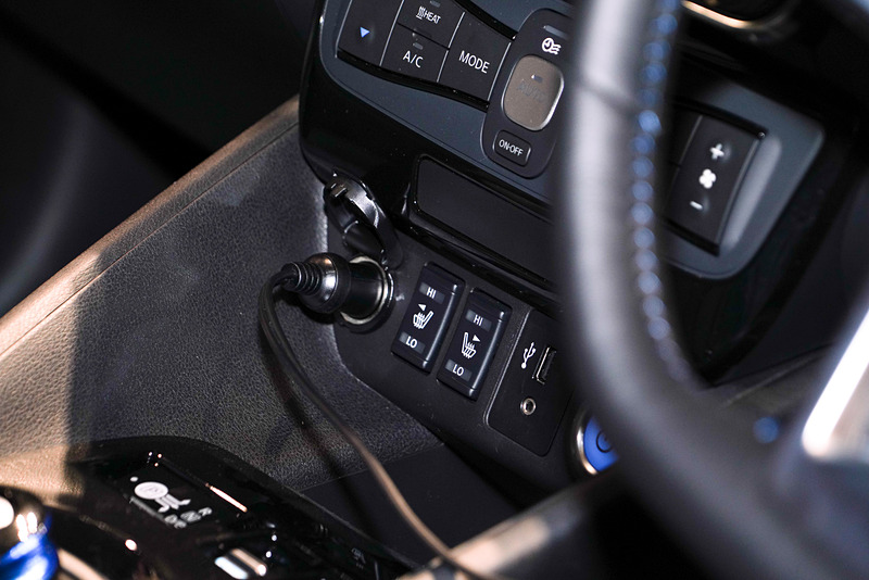 シガーソケットに接続してアースとして使っている