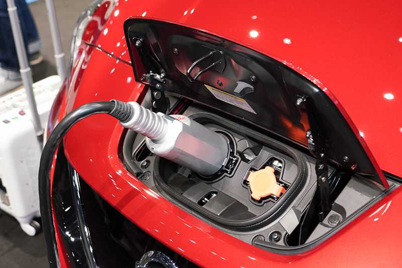 急速充電のCHAdeMO（チャデモ）ポートから電力を供給している