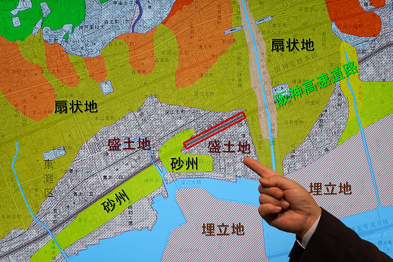 この場所は扇状地の外で、しかも盛土された場所だった