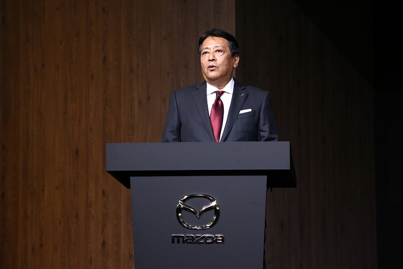プレスカンファレンスでは丸本明代表取締役社長がCX-30について語った