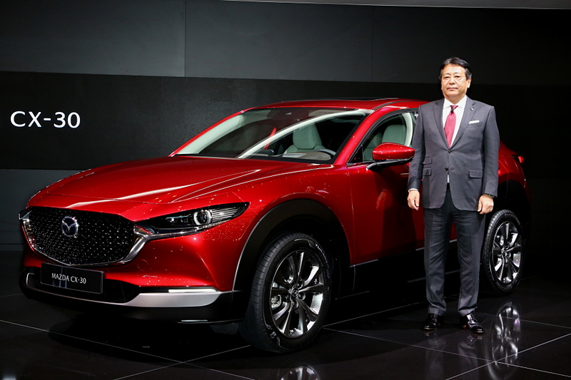 プレスカンファレンスでは丸本明代表取締役社長がCX-30について語った