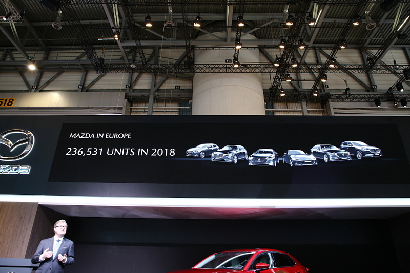 マツダは、2018年に欧州で23万6531台を販売した。グローバルでSUVの販売は好調だが欧州でもその傾向は顕著で、2018年に「CX-5」は7万1500台、「CX-3」は5万7500台をセールス。そのためCX-30のワールドプレミアは、コンパクトクロスオーバー市場の伸びが期待される欧州が選ばれた