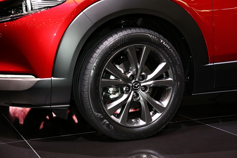 現行のCXシリーズよりもバンパー下部やサイドのクラッディングが強調され、よりアグレッシブな印象を受ける