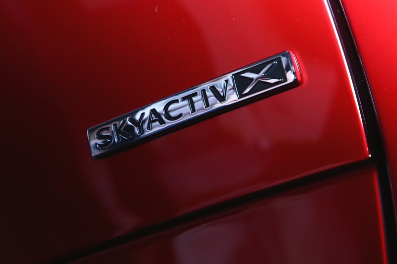 リアゲートにはCX-30とSKYACTIV Xのロゴが入っている