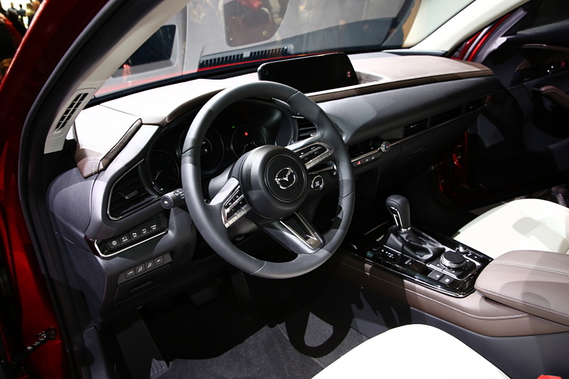 インテリアは、新世代商品で採用された横基調のデザインを採用。新型「Mazda3」と基本骨格は似ているが、ダッシュボード上のデザインやパネル類などはオリジナルとなる