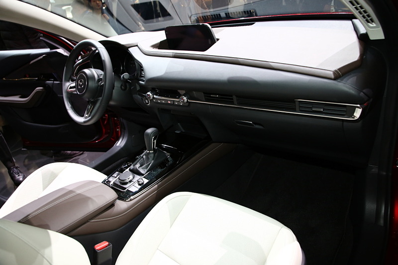 インテリアは、新世代商品で採用された横基調のデザインを採用。新型「Mazda3」と基本骨格は似ているが、ダッシュボード上のデザインやパネル類などはオリジナルとなる