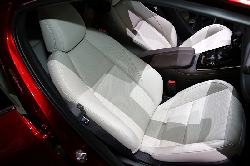 インテリアは、新世代商品で採用された横基調のデザインを採用。新型「Mazda3」と基本骨格は似ているが、ダッシュボード上のデザインやパネル類などはオリジナルとなる