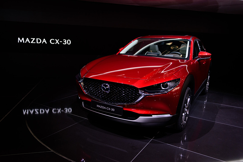 マツダの新型SUV「CX-30」のリフレクションは美しい。展示もライティングを意識したものになっている