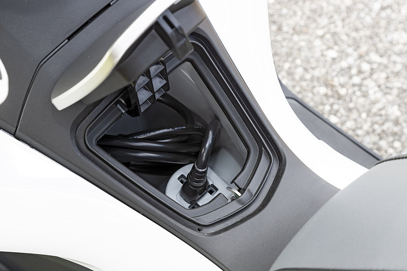 コンセントは給電用ではなくケーブル固定用