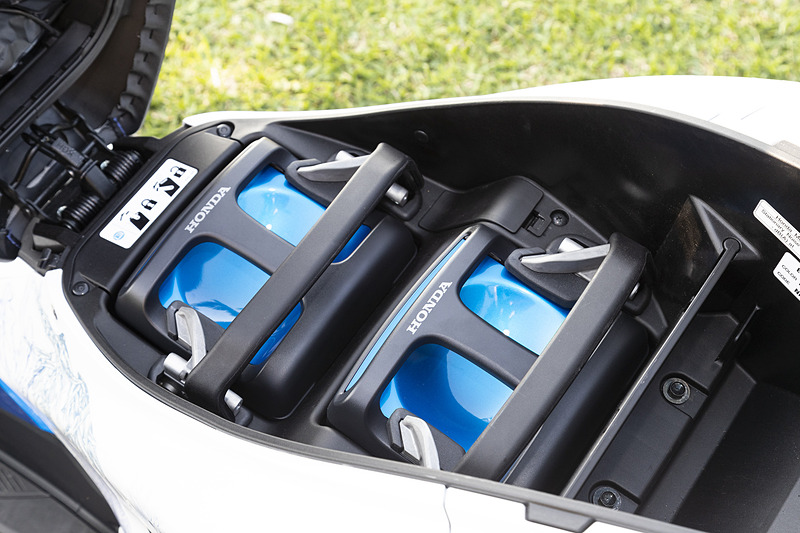 シート下に着脱式のバッテリーを2個搭載