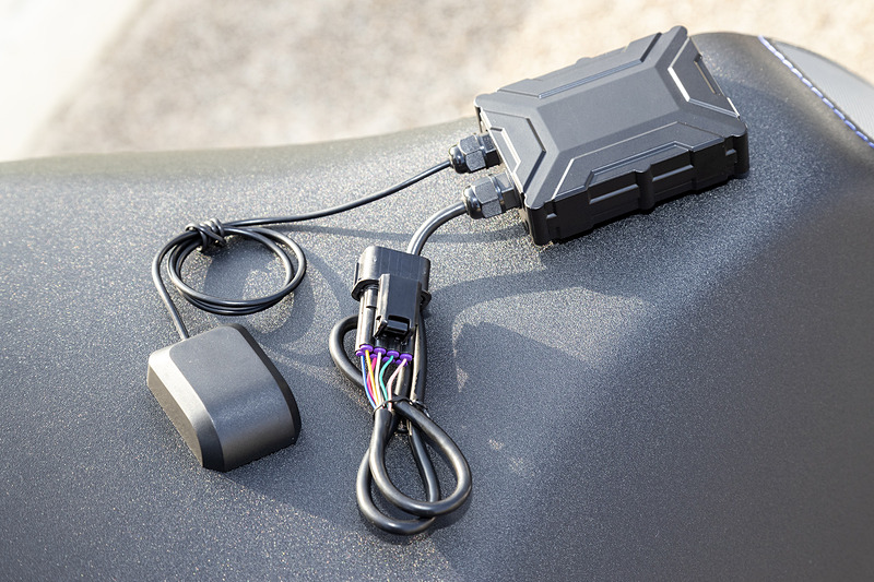 通信モジュール。2本のケーブルはGPSアンテナとCAN＋電源