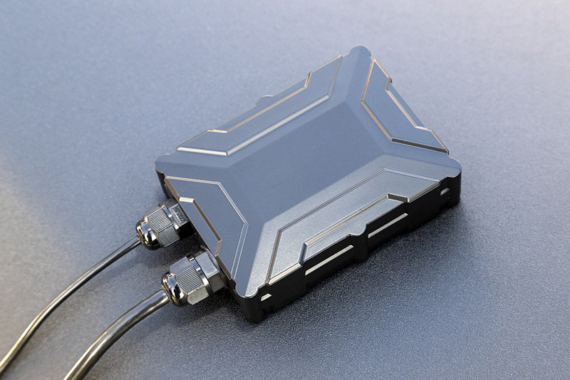 本体は防塵防滴仕様。中にSIMカードが入っている