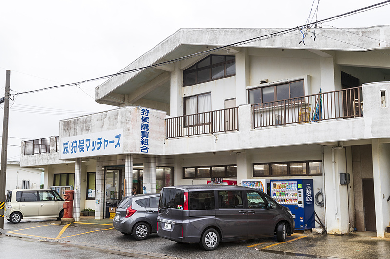 池間島への途中にあるバッテリー交換スポットの「狩俣マッチャーズ」は地元向けのスーパーといった趣