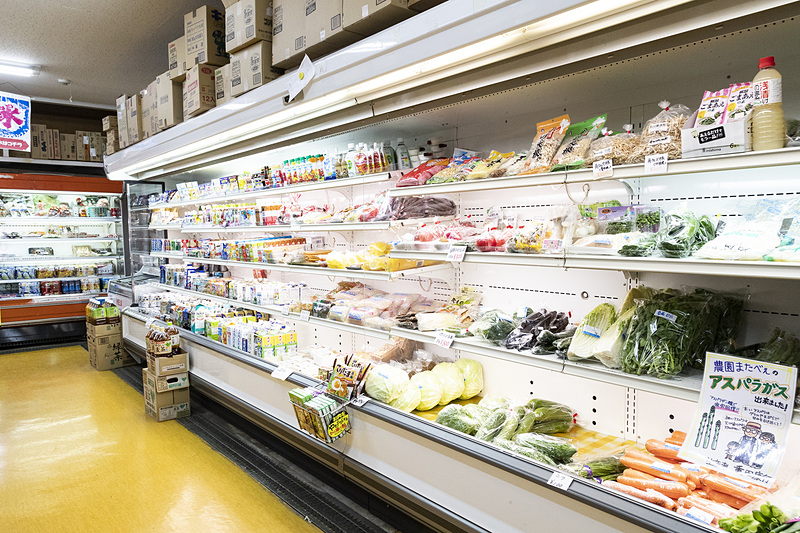 地元産の野菜や弁当などが購入できる