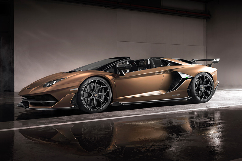 アヴェンタドール SVJ ロードスターのボディサイズは4943×2098×1136mm（全長×全幅×全高）、ホイールベースは2700mm。乾燥重量は1575kg