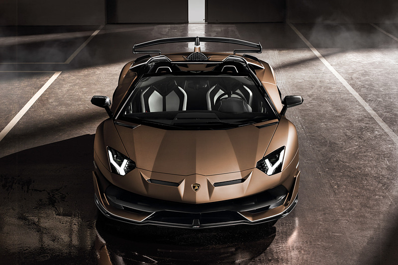 アヴェンタドール SVJ ロードスターのボディサイズは4943×2098×1136mm（全長×全幅×全高）、ホイールベースは2700mm。乾燥重量は1575kg