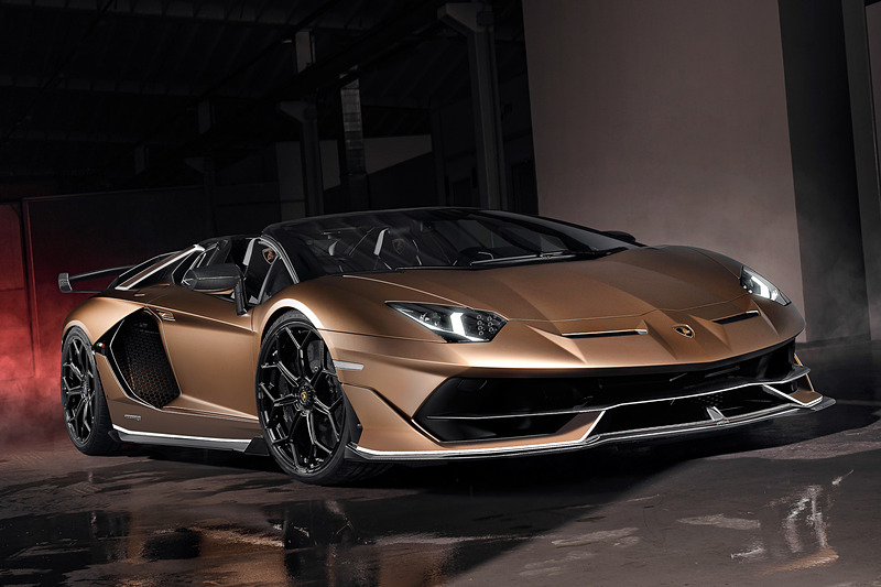 アヴェンタドール SVJ ロードスターのボディサイズは4943×2098×1136mm（全長×全幅×全高）、ホイールベースは2700mm。乾燥重量は1575kg