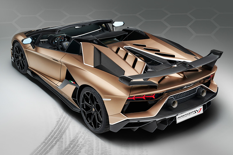 アヴェンタドール SVJ ロードスターのボディサイズは4943×2098×1136mm（全長×全幅×全高）、ホイールベースは2700mm。乾燥重量は1575kg