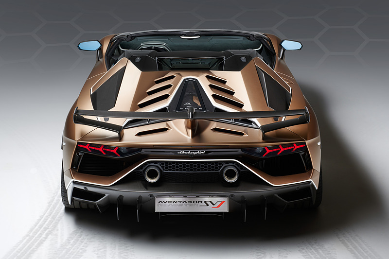 アヴェンタドール SVJ ロードスターのボディサイズは4943×2098×1136mm（全長×全幅×全高）、ホイールベースは2700mm。乾燥重量は1575kg