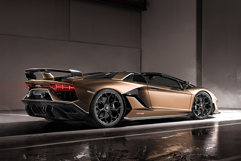 アヴェンタドール SVJ ロードスターのボディサイズは4943×2098×1136mm（全長×全幅×全高）、ホイールベースは2700mm。乾燥重量は1575kg