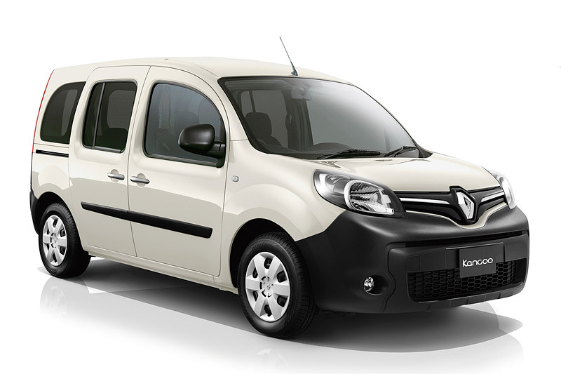 特別装備として「ボディ同色フロントグリルブレード」のほか、ブラックの前後パンバー、ドアミラーを採用