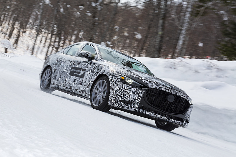 雪が残る北海道のマツダ 剣淵試験場で、カモフラージュカラーの新型「Mazda3」に試乗