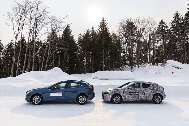 雪道で現行「アクセラ」と新型「Mazda3」を乗り比べ。夏は一般道として使われている道路を、剣淵町は冬期限定でマツダに貸し出しており、クローズドでリアルな雪道を走ることができる。これは、剣淵町とマツダの長年の信頼関係によるものだ