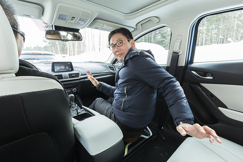 助手席が体感を鍛える健康器具に改造されたテスト車両に乗ってみた。5km/hという低速でも、アクセラではちょっとスリムになりそうだったが、Mazda3では驚くほどラクに座っていられた
