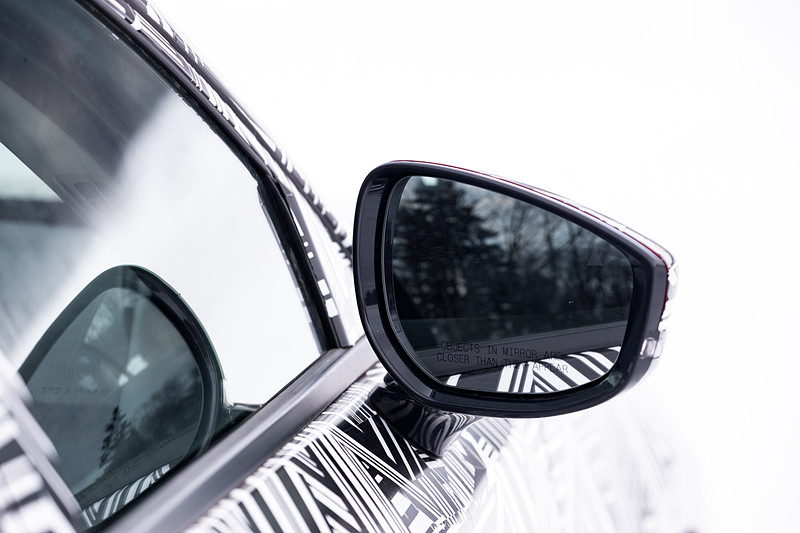 サイドミラーには「OBJECTS IN MIRROR ARE CLOSER THAN THEY APPEAR」という文字が。ざっくり訳すと「見えたときにはもう近いから気をつけて！」というところだろうか