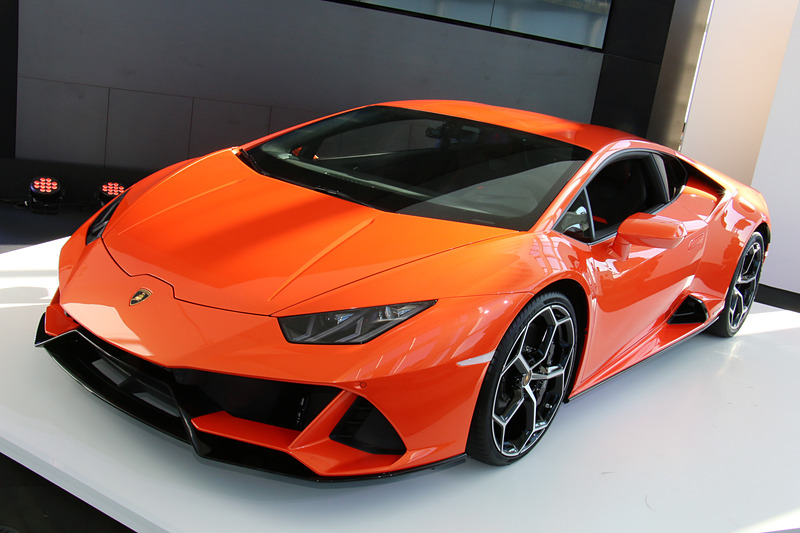 ウラカン EVOのボディサイズは4520×1933×1165mm（全長×全幅×全高。全幅はドアミラーを除く）、ホイールベースは2620mm。乾燥重量は1422kg