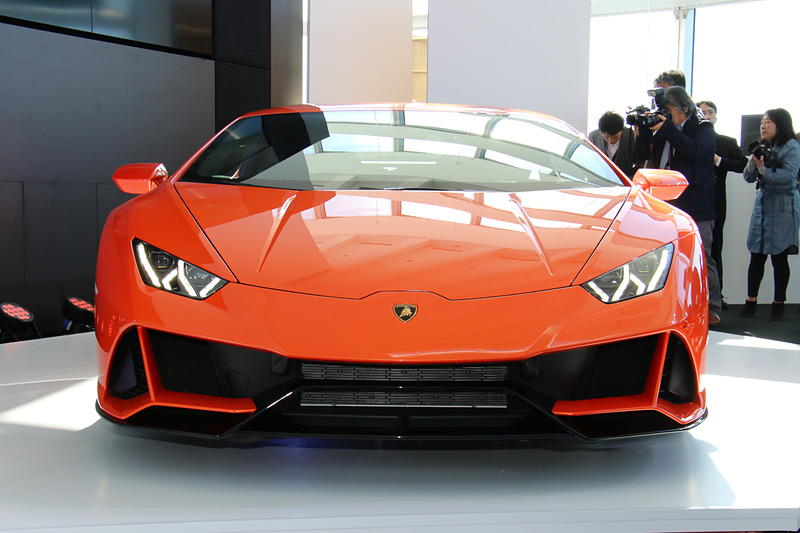 ウラカン EVOのボディサイズは4520×1933×1165mm（全長×全幅×全高。全幅はドアミラーを除く）、ホイールベースは2620mm。乾燥重量は1422kg