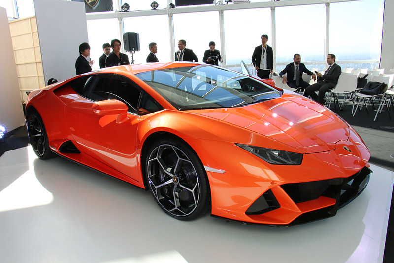 ウラカン EVOのボディサイズは4520×1933×1165mm（全長×全幅×全高。全幅はドアミラーを除く）、ホイールベースは2620mm。乾燥重量は1422kg