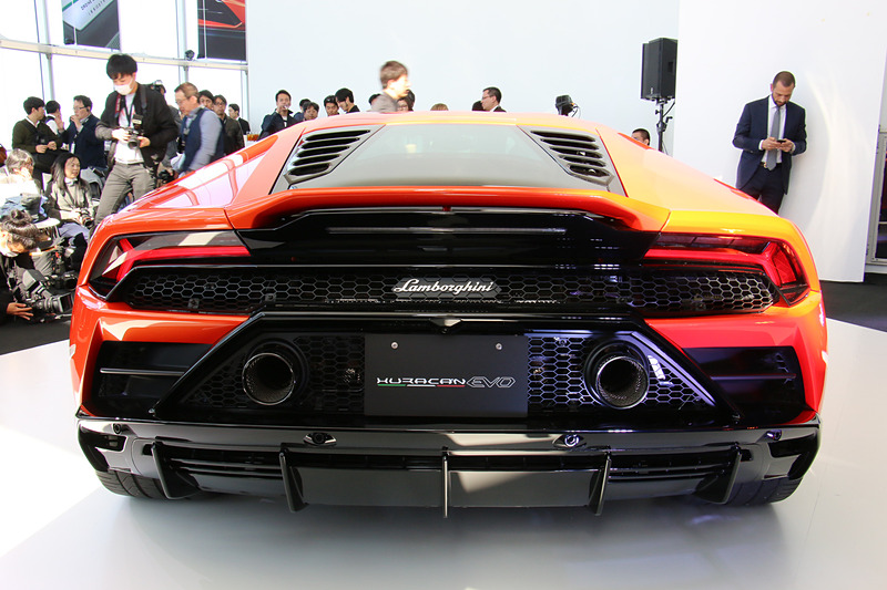 ウラカン EVOのボディサイズは4520×1933×1165mm（全長×全幅×全高。全幅はドアミラーを除く）、ホイールベースは2620mm。乾燥重量は1422kg