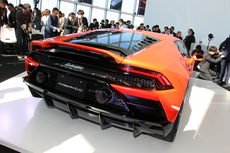 ウラカン EVOのボディサイズは4520×1933×1165mm（全長×全幅×全高。全幅はドアミラーを除く）、ホイールベースは2620mm。乾燥重量は1422kg