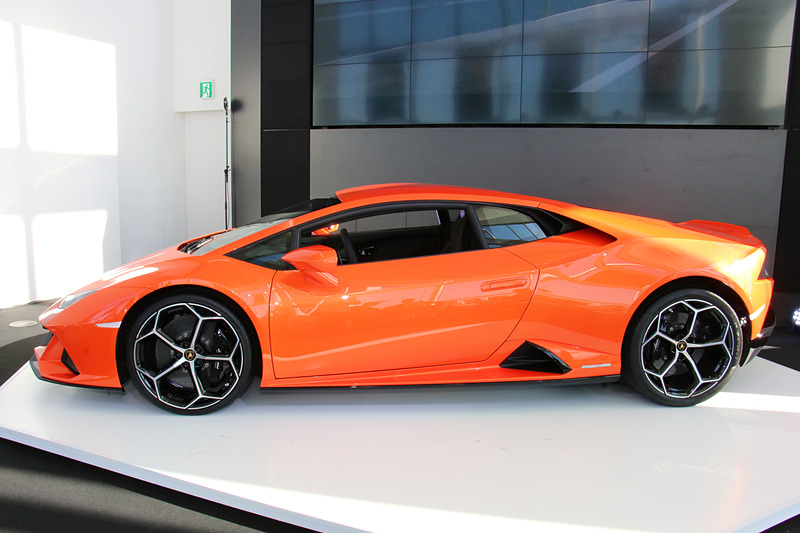 ランボルギーニのカスタマイズ部門である アドペルソナムを利用すると、300種類以上のバリエーションで外観をカスタマイズできる