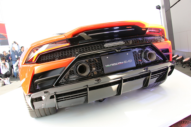 ランボルギーニのカスタマイズ部門である アドペルソナムを利用すると、300種類以上のバリエーションで外観をカスタマイズできる