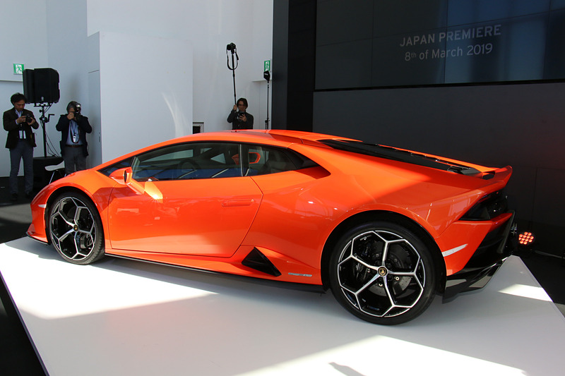 ランボルギーニのカスタマイズ部門である アドペルソナムを利用すると、300種類以上のバリエーションで外観をカスタマイズできる