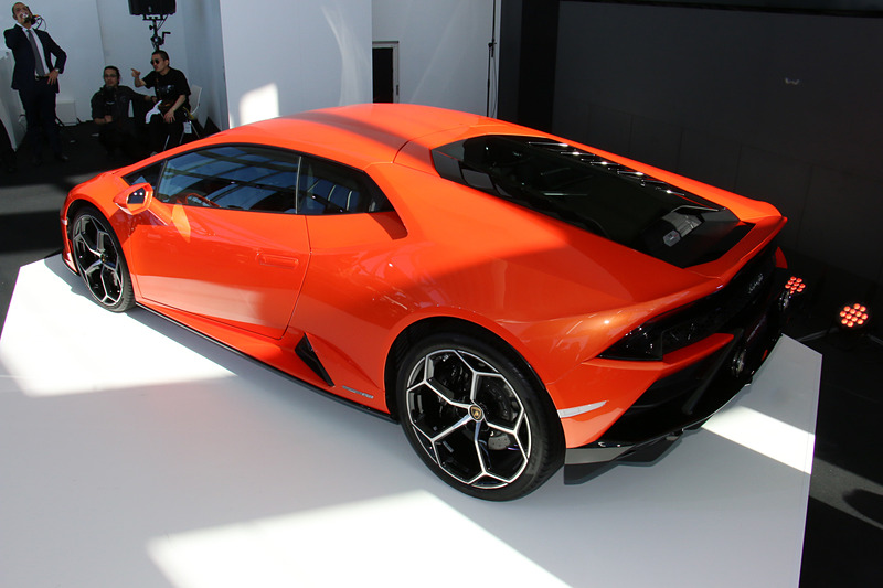 ランボルギーニのカスタマイズ部門である アドペルソナムを利用すると、300種類以上のバリエーションで外観をカスタマイズできる