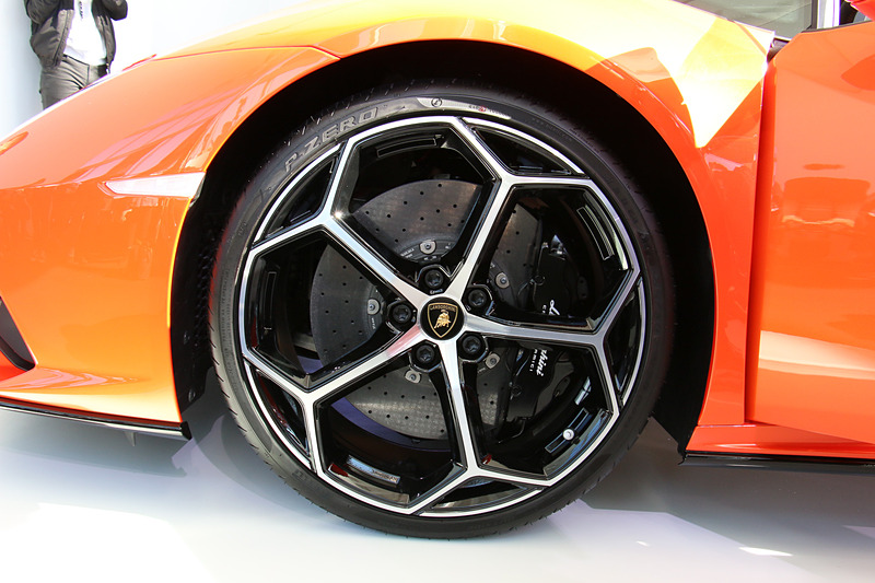 フロントが245/30 ZR20、リアが305/30 ZR20のピレリ「P ZERO」を採用。ブレーキはカーボンセラミックディスクを使い、アルミニウム製のキャリパーはフロント6ピストン、リア4ピストンとなる