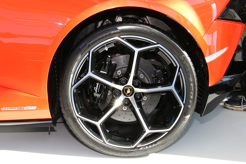 フロントが245/30 ZR20、リアが305/30 ZR20のピレリ「P ZERO」を採用。ブレーキはカーボンセラミックディスクを使い、アルミニウム製のキャリパーはフロント6ピストン、リア4ピストンとなる