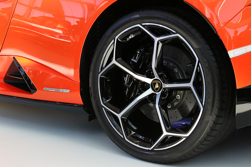 リアタイヤの前方にある「HURACAN EVO」のロゴが、外観上で他のモデルとの大きな違い