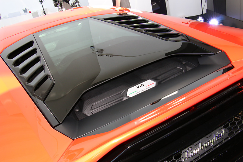 エンジンルーム内の廃熱を促すエアフローは既存のウラカンからさらに向上している