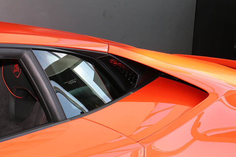 エンジンルーム内の廃熱を促すエアフローは既存のウラカンからさらに向上している