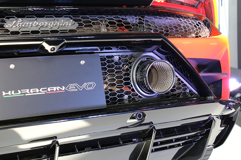 排出ガスがエアロダイナミクスに影響を与えないよう、エキゾーストエンドはリアバンパーの中段位置に設定