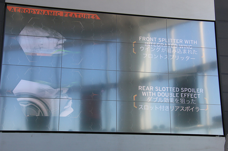 車両のフロントを中心に、アンダーフロアやスロット付きリアスポイラーなどで改良を実施。ダウンフォースを7倍に高めることなどに成功している