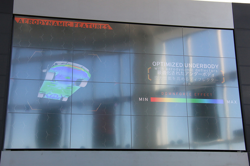 車両のフロントを中心に、アンダーフロアやスロット付きリアスポイラーなどで改良を実施。ダウンフォースを7倍に高めることなどに成功している