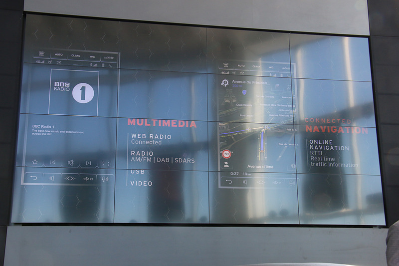 センターコンソールの8.4インチの縦型フルタッチスクリーンでは、走行状況の表示や車両セッティングの変更、スマートフォン対応による多彩なマルチメディアコンテンツなどを扱える